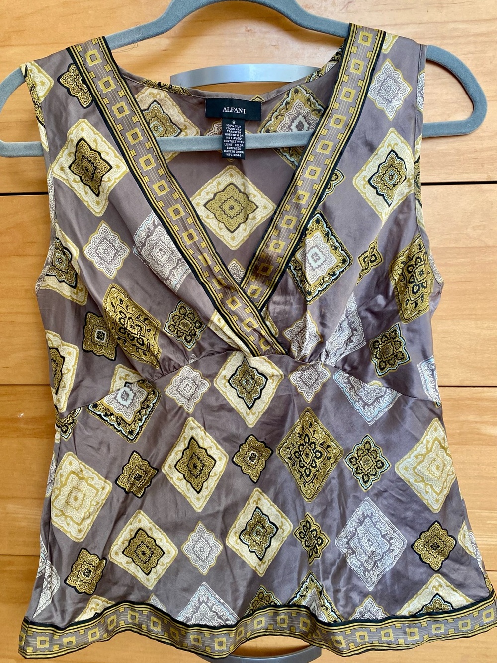 Alfani 100% Silk, Scarf Print, V-Neck Sleeveless Top, size 8. Bundle  discount